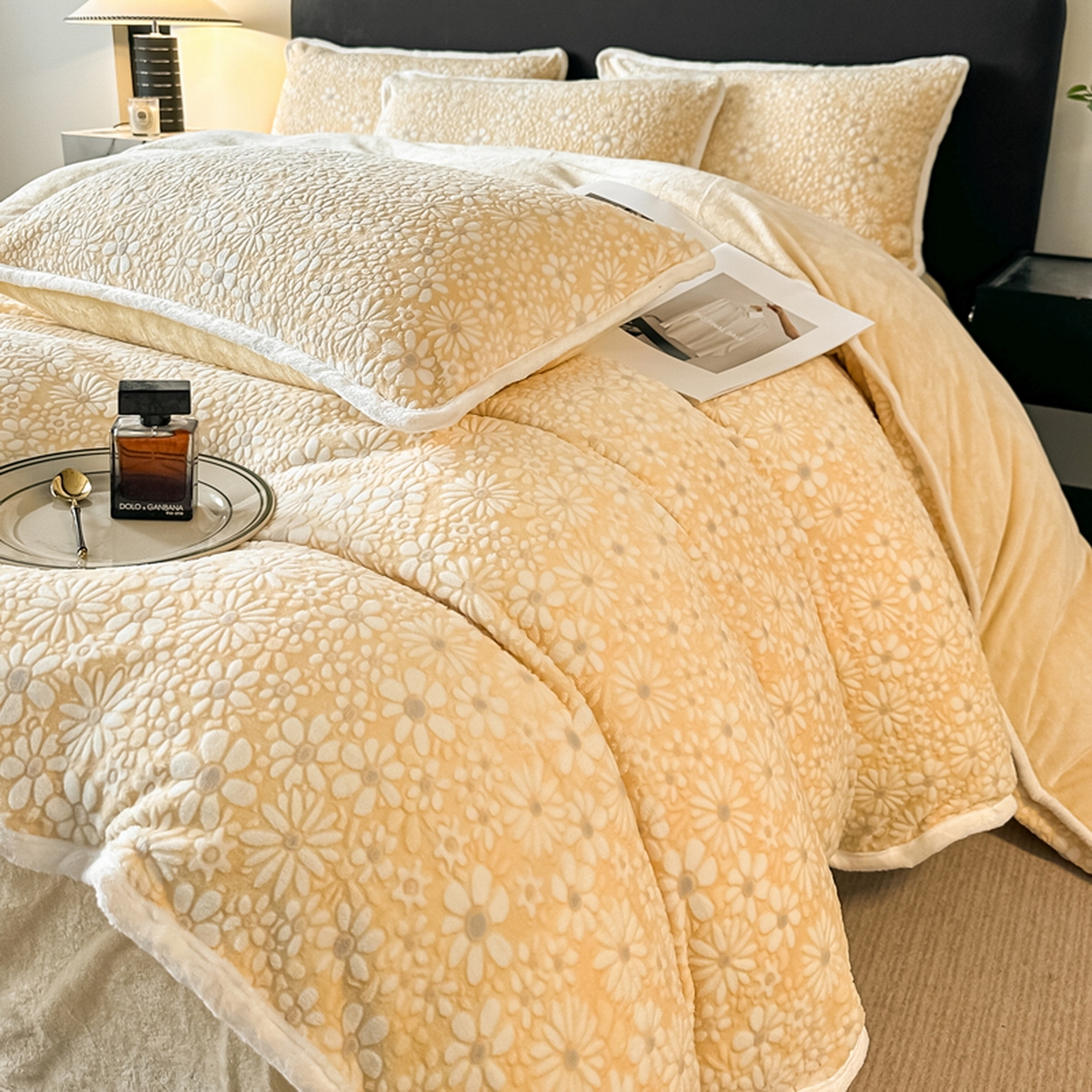 91家纺网 家纺一手货源 找家纺 莱越家纺 2025新款牛奶雕花绒四件套 小雏菊-黄