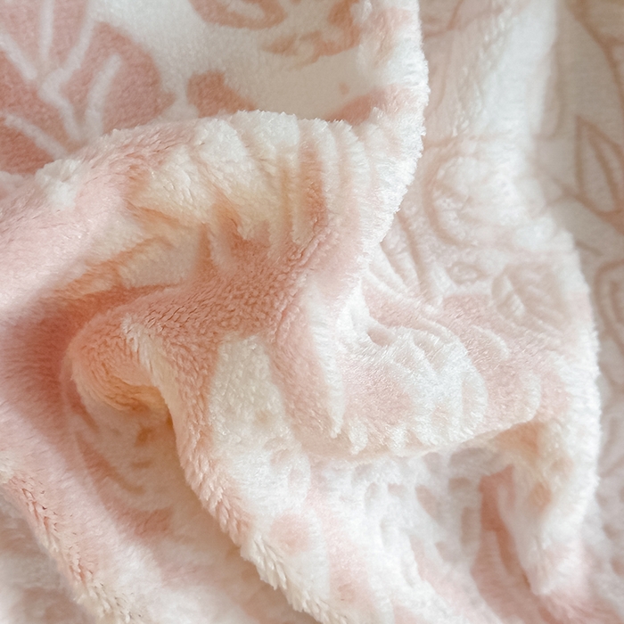 91家纺网 家纺一手货源 找家纺 莱越家纺 2025新款牛奶雕花绒四件套 田园小鹿-粉