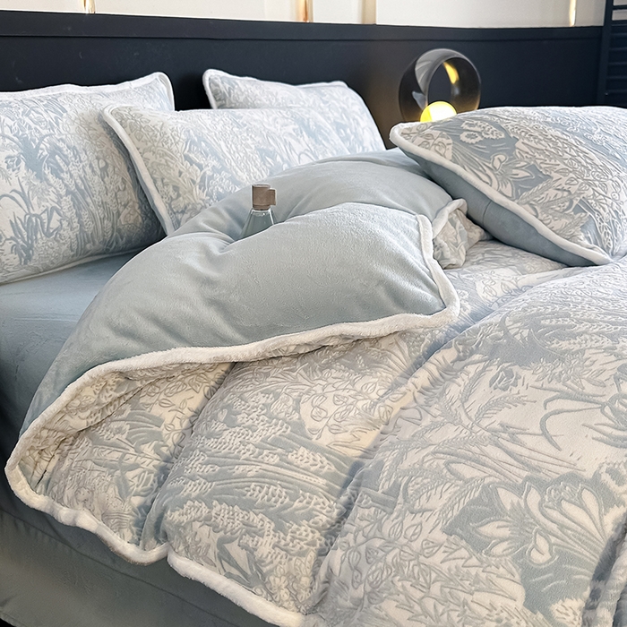 91家纺网 家纺一手货源 找家纺 莱越家纺 2025新款牛奶雕花绒四件套 田园小鹿-蓝