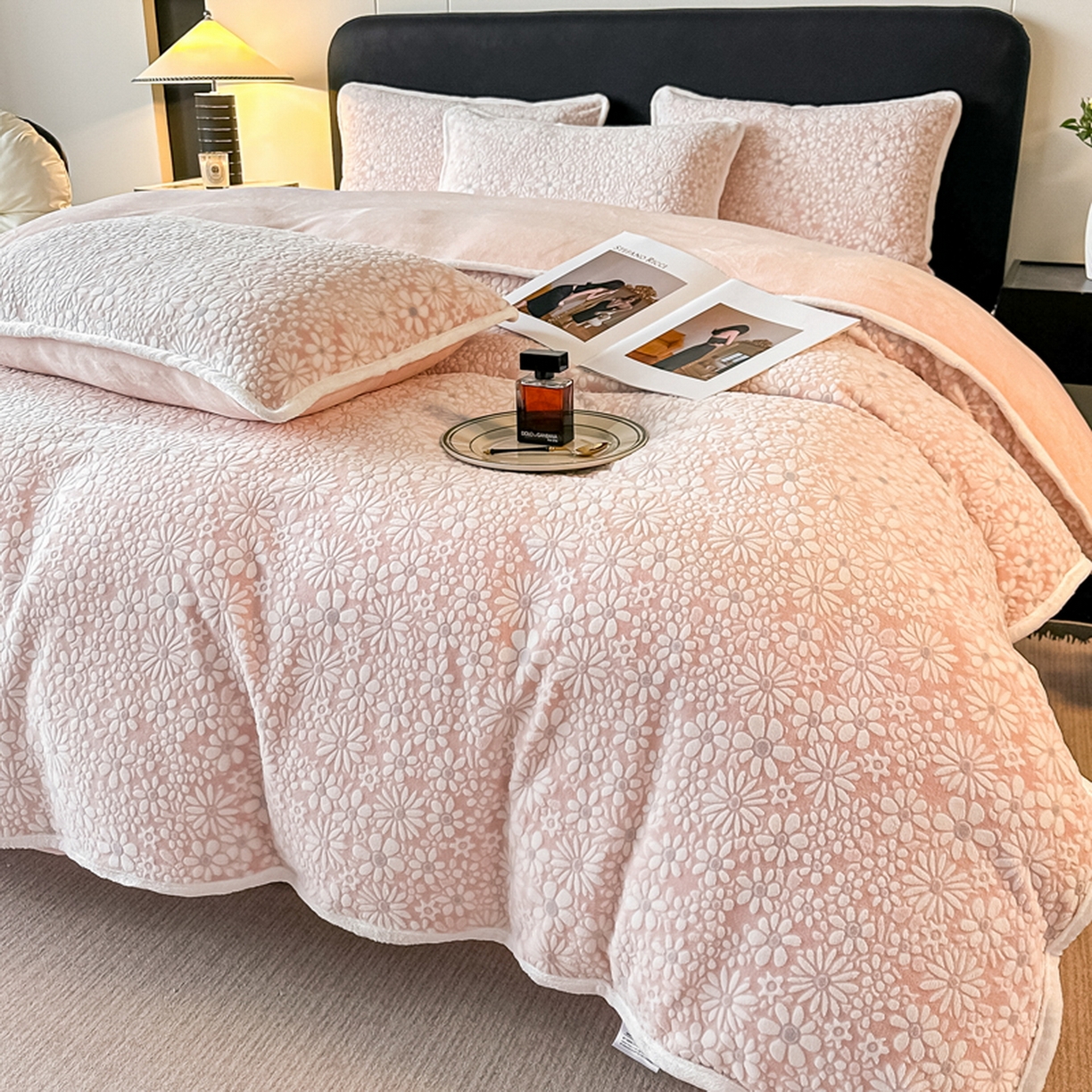 91家纺网 家纺一手货源 找家纺 莱越家纺 2025新款牛奶雕花绒四件套 小雏菊-粉玉