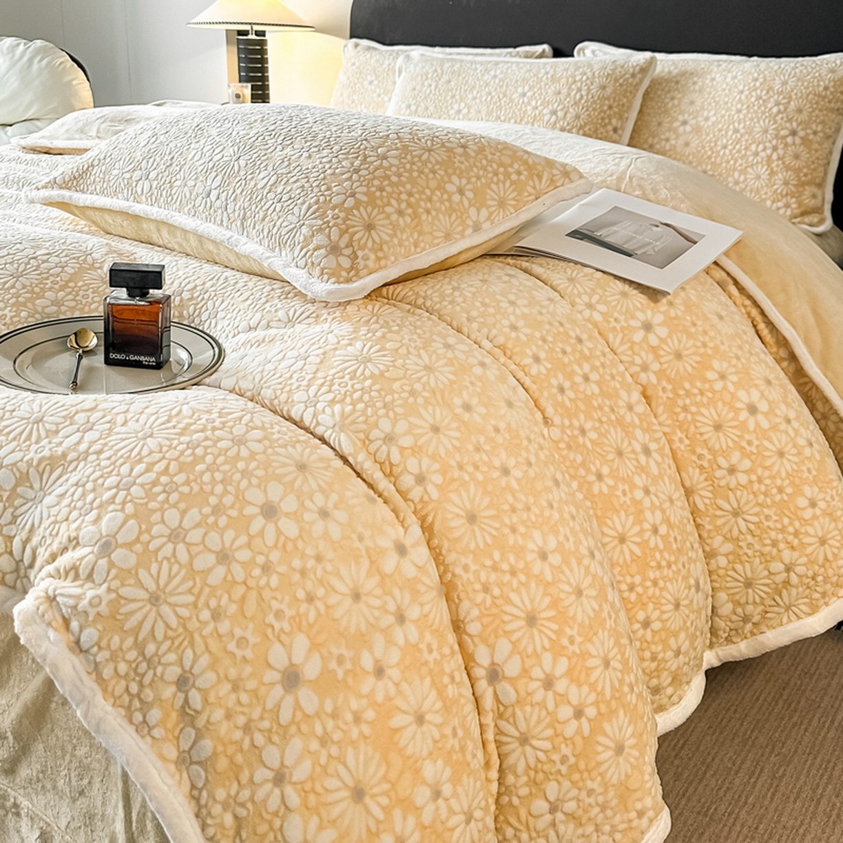 91家纺网 家纺一手货源 找家纺 莱越家纺 2025新款牛奶雕花绒四件套 小雏菊-黄