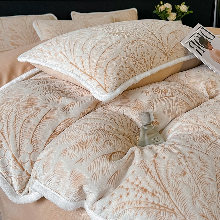 91家纺网 家纺一手货源 找家纺 莱越家纺 2025新款牛奶雕花绒四件套 椰树风情