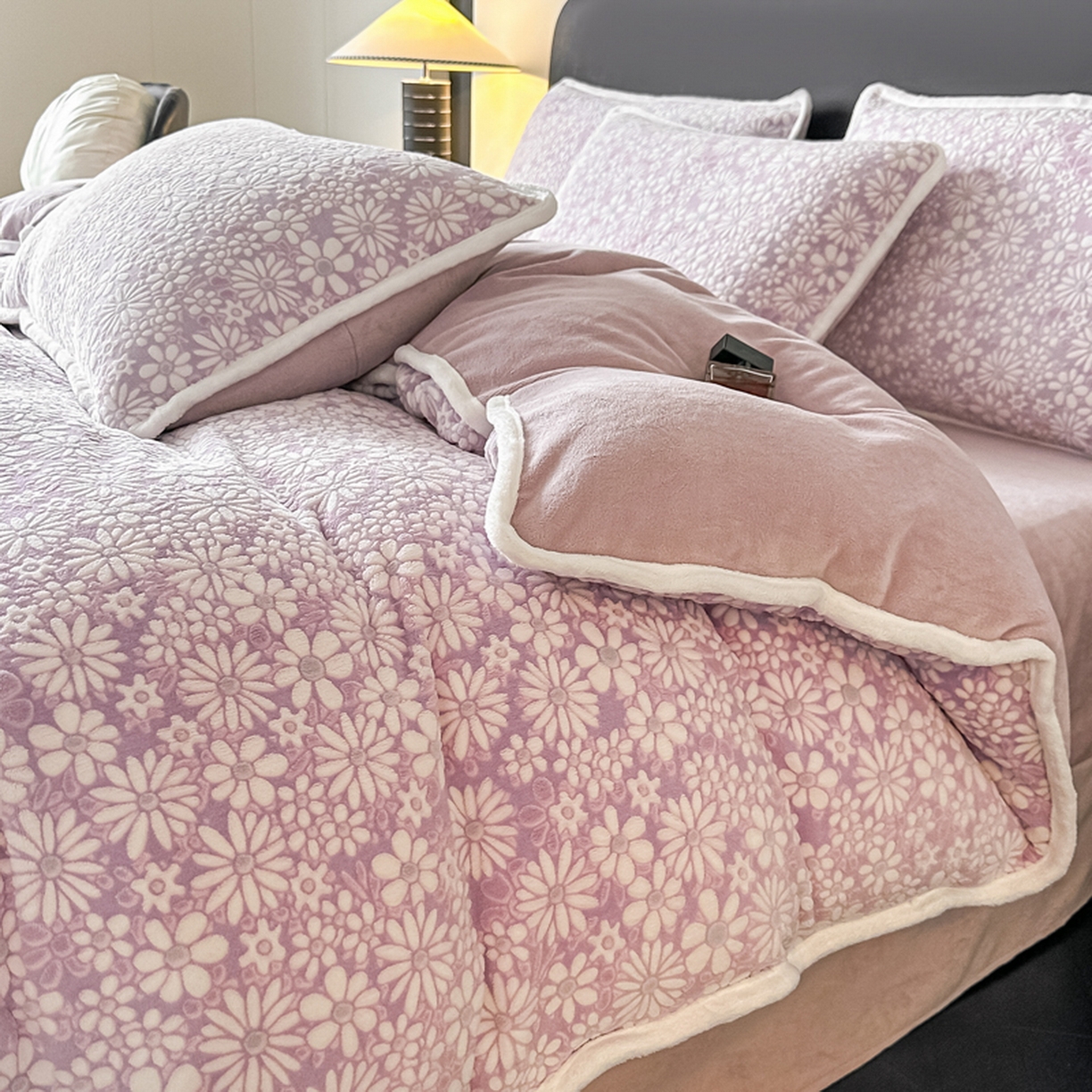 91家纺网 家纺一手货源 找家纺 莱越家纺 2025新款牛奶雕花绒四件套 小雏菊-紫