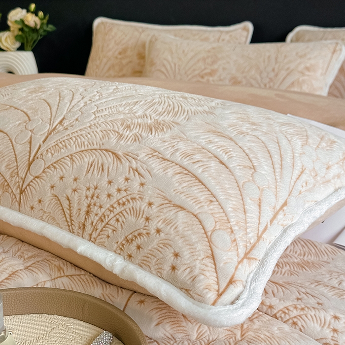 91家纺网 家纺一手货源 找家纺 莱越家纺 2025新款牛奶雕花绒四件套 椰树风情