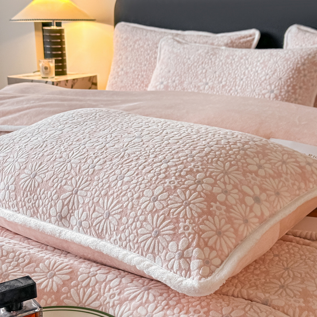 91家纺网 家纺一手货源 找家纺 莱越家纺 2025新款牛奶雕花绒四件套 小雏菊-粉玉