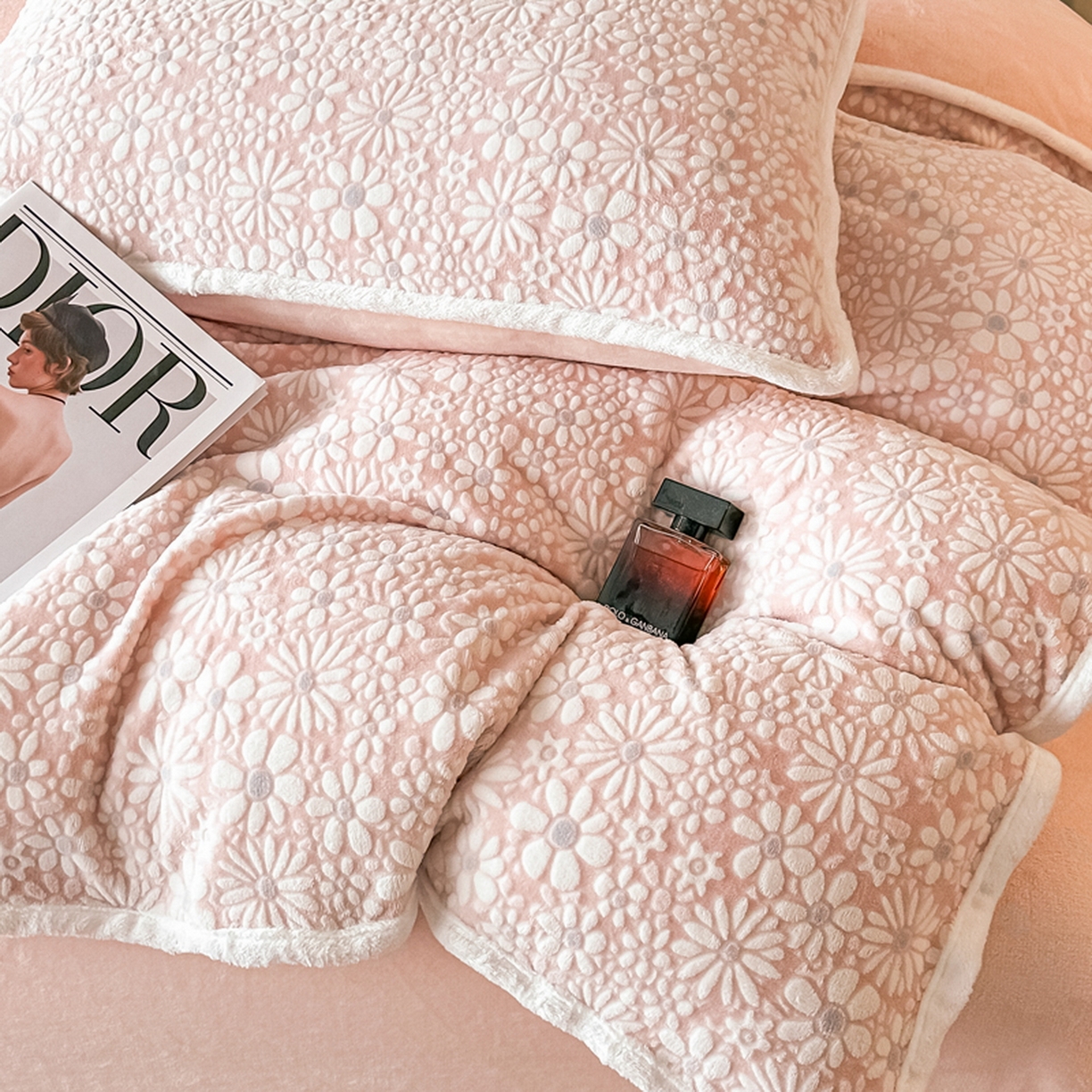 91家纺网 家纺一手货源 找家纺 莱越家纺 2025新款牛奶雕花绒四件套 小雏菊-粉玉