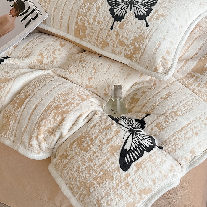 91家纺网 家纺一手货源 找家纺 莱越家纺 2025新款牛奶雕花绒四件套 蝴蝶梦