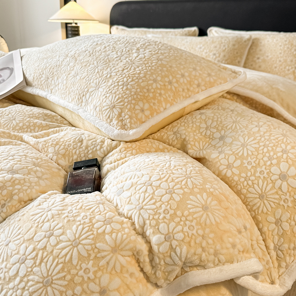 91家纺网 家纺一手货源 找家纺 莱越家纺 2025新款牛奶雕花绒四件套 小雏菊-黄