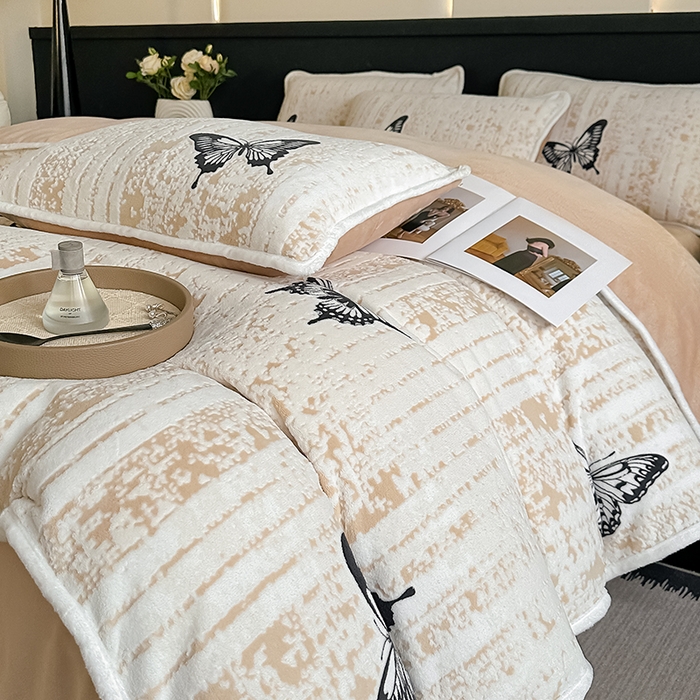 91家纺网 家纺一手货源 找家纺 莱越家纺 2025新款牛奶雕花绒四件套 蝴蝶梦