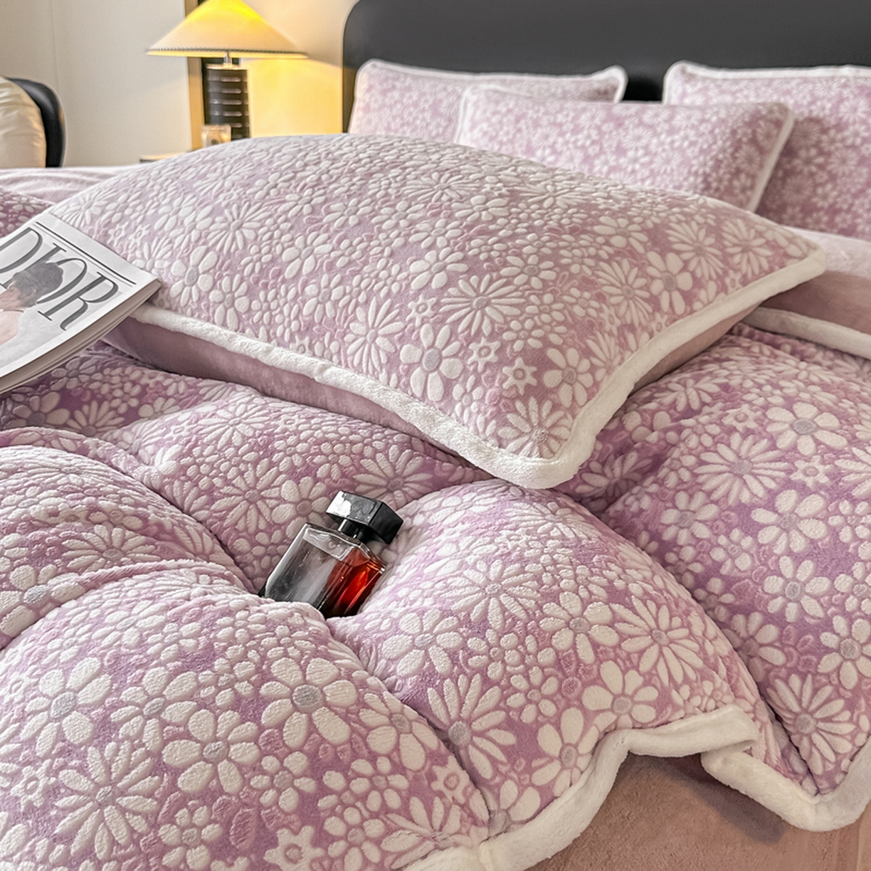 91家纺网 家纺一手货源 找家纺 莱越家纺 2025新款牛奶雕花绒四件套 小雏菊-紫