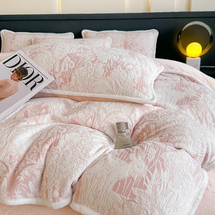 91家纺网 家纺一手货源 找家纺 莱越家纺 2025新款牛奶雕花绒四件套 田园小鹿-粉