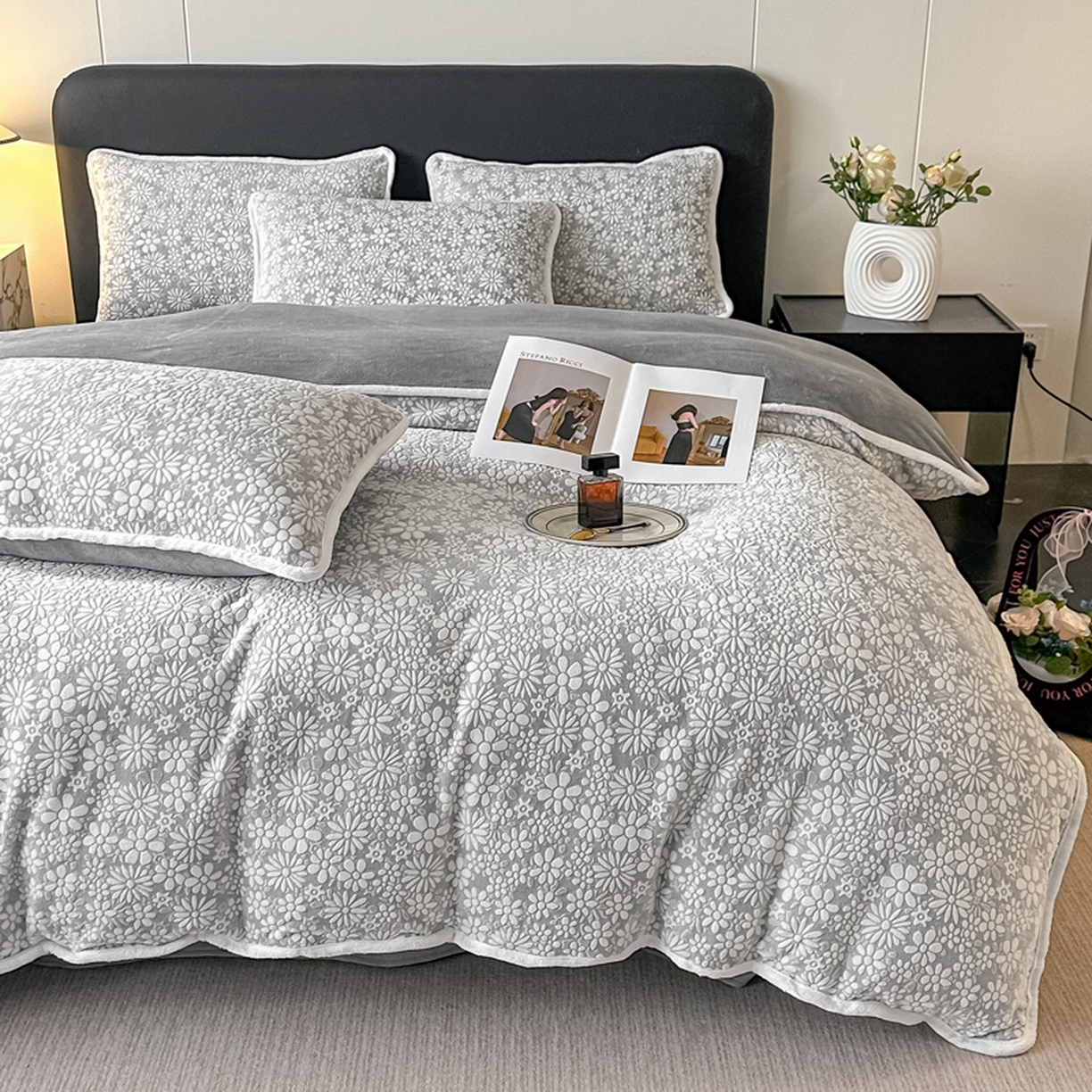 91家纺网 家纺一手货源 找家纺 莱越家纺 2025新款牛奶雕花绒四件套 小雏菊-灰