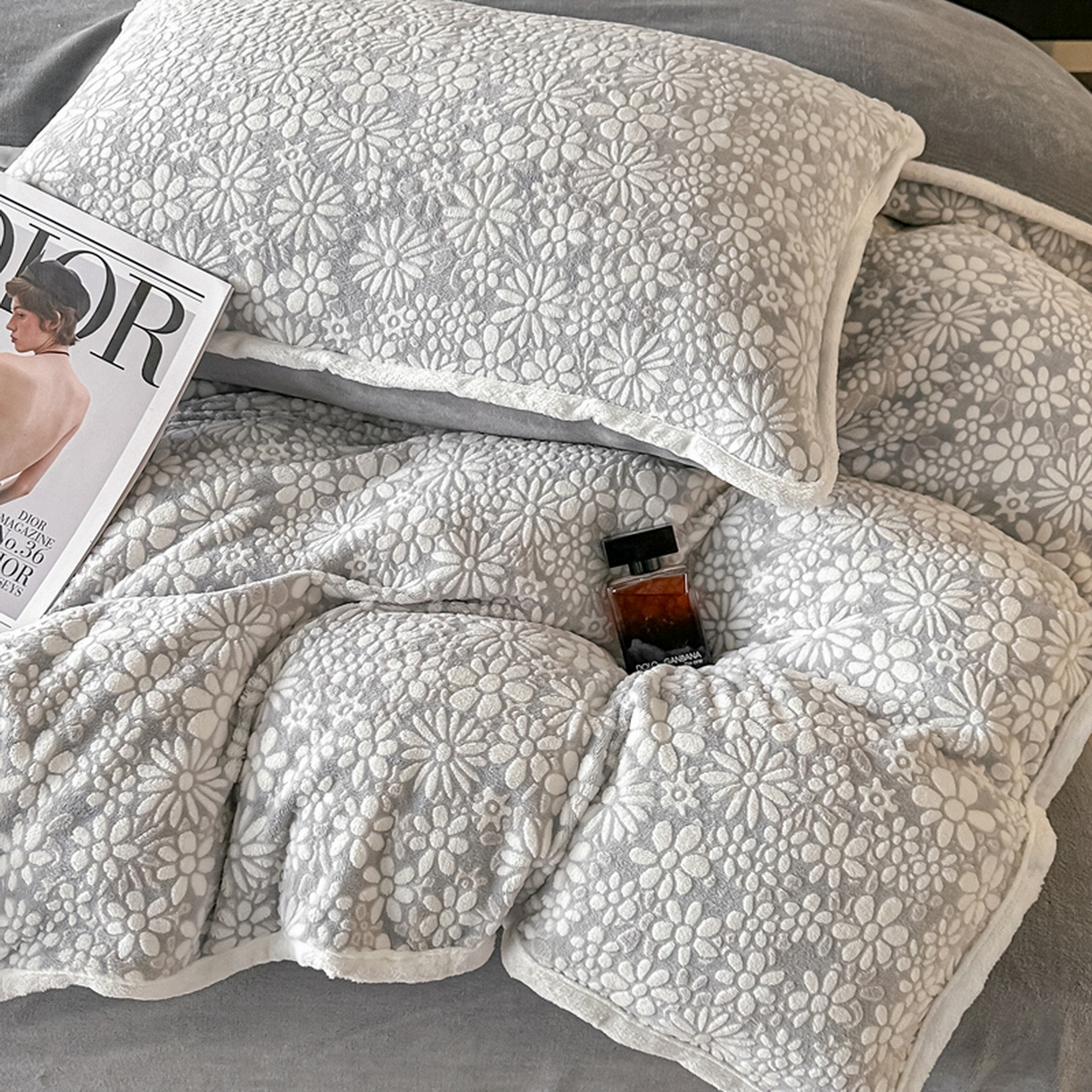 91家纺网 家纺一手货源 找家纺 莱越家纺 2025新款牛奶雕花绒四件套 小雏菊-灰