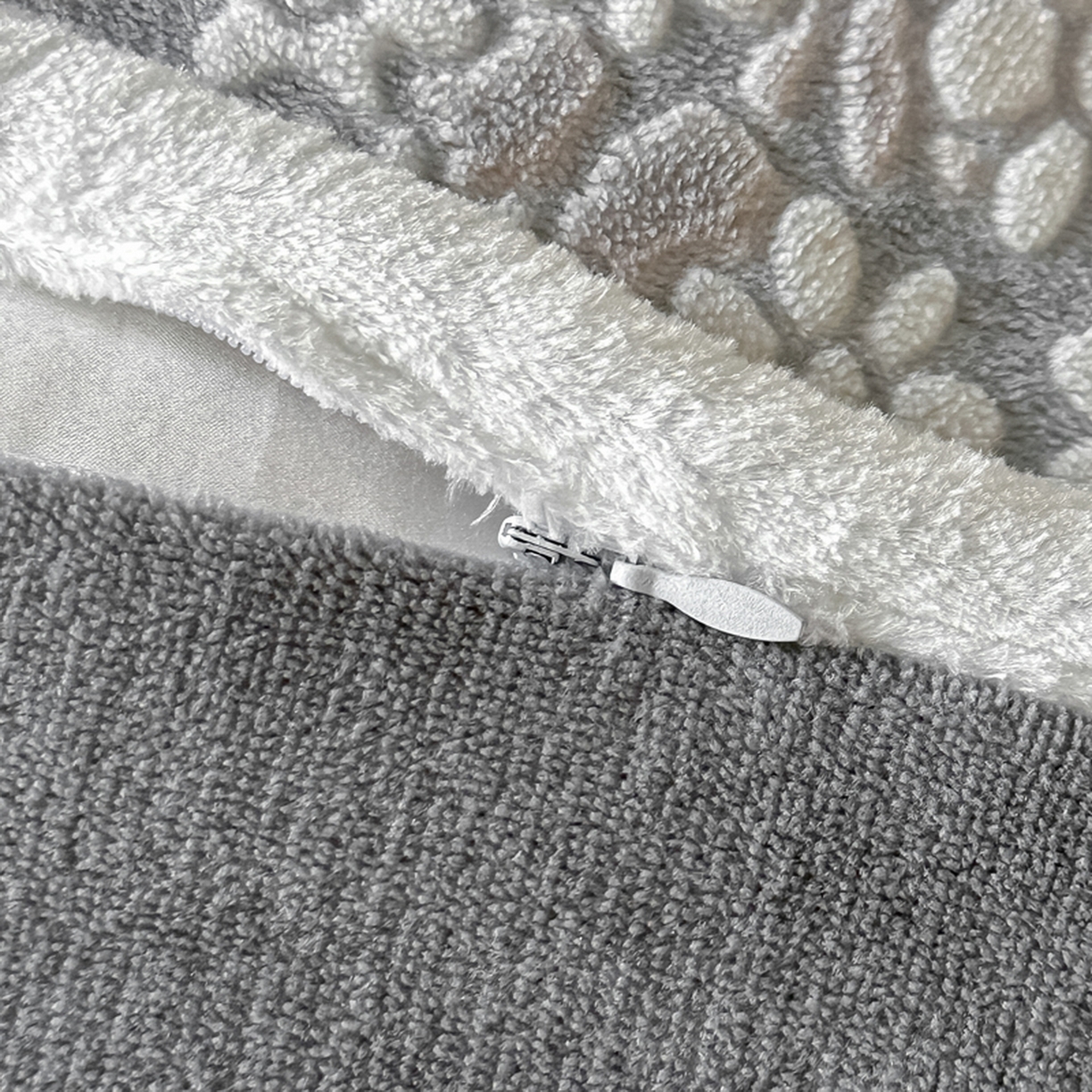 91家纺网 家纺一手货源 找家纺 莱越家纺 2025新款牛奶雕花绒四件套 小雏菊-灰