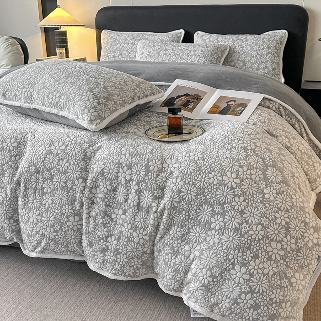 91家纺网 家纺一手货源 找家纺 莱越家纺 2025新款牛奶雕花绒四件套 小雏菊-灰