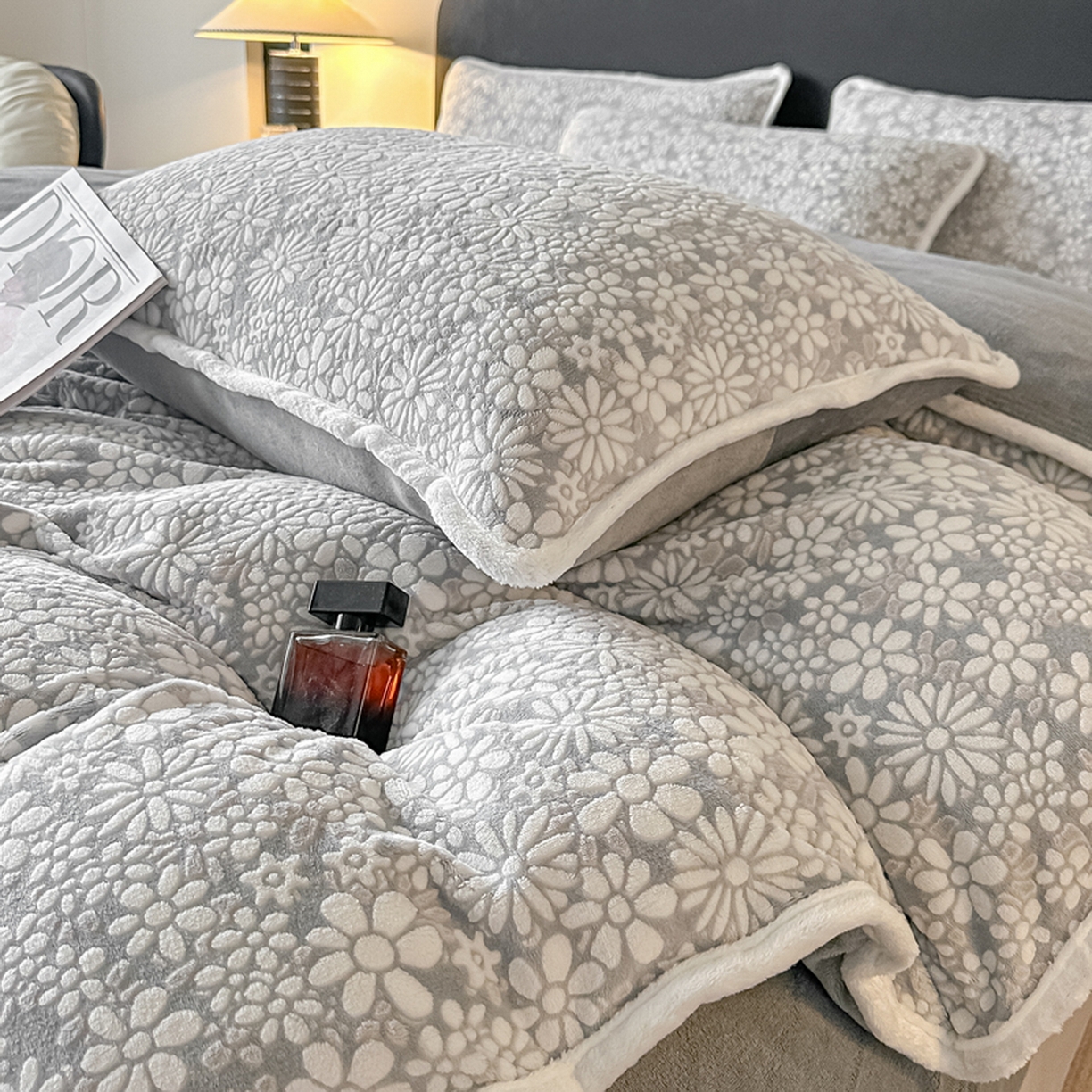 91家纺网 家纺一手货源 找家纺 莱越家纺 2025新款牛奶雕花绒四件套 小雏菊-灰