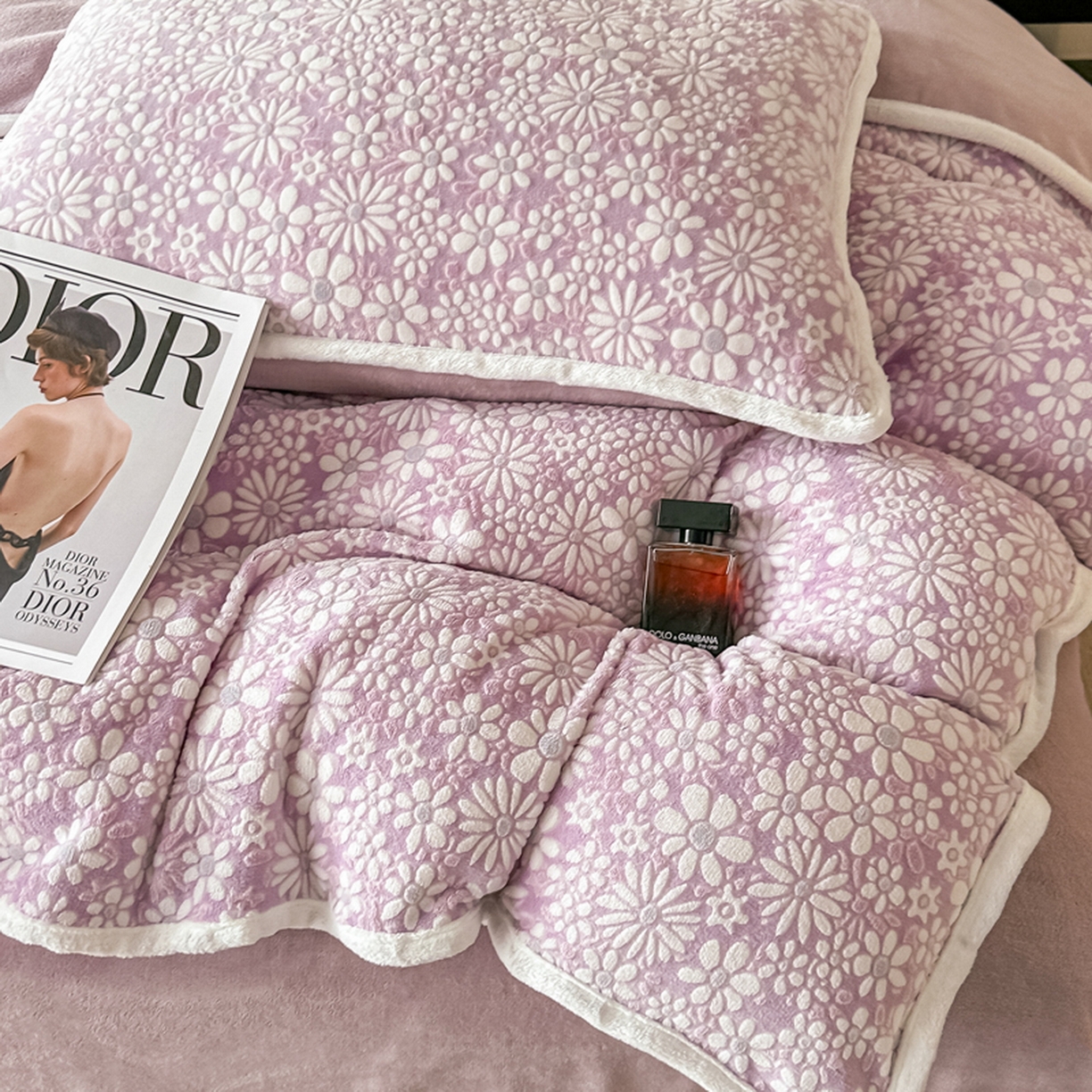 91家纺网 家纺一手货源 找家纺 莱越家纺 2025新款牛奶雕花绒四件套 小雏菊-紫