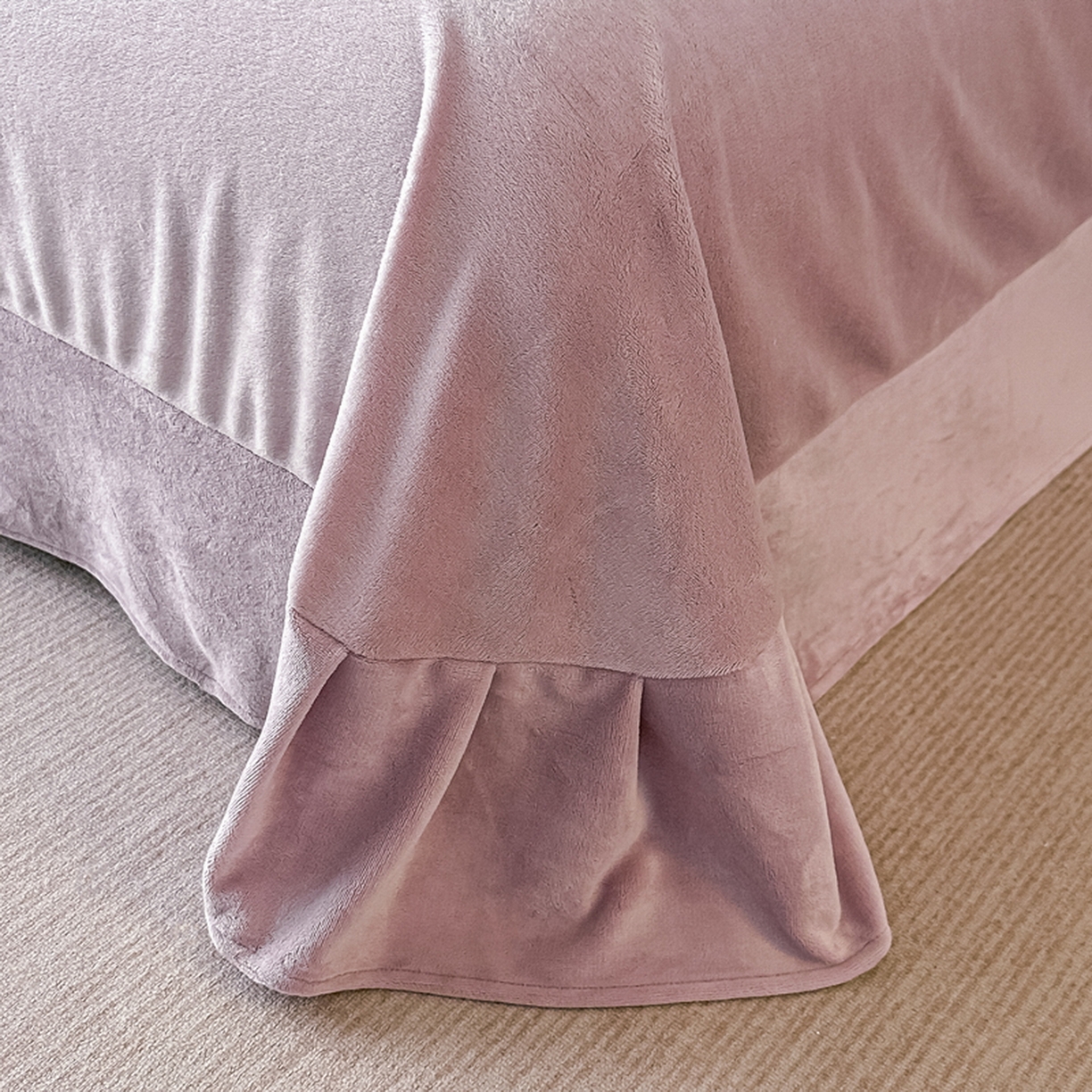 91家纺网 家纺一手货源 找家纺 莱越家纺 2025新款牛奶雕花绒四件套 小雏菊-紫