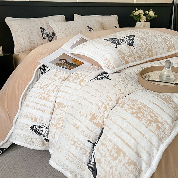 91家纺网 家纺一手货源 找家纺 莱越家纺 2025新款牛奶雕花绒四件套 蝴蝶梦