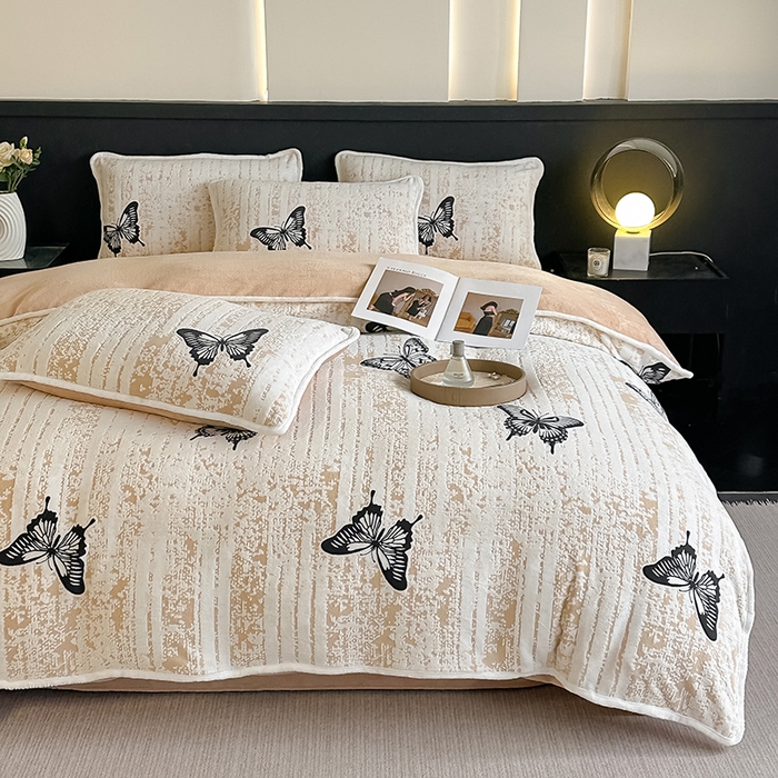 91家纺网 家纺一手货源 找家纺 莱越家纺 2025新款牛奶雕花绒四件套 蝴蝶梦