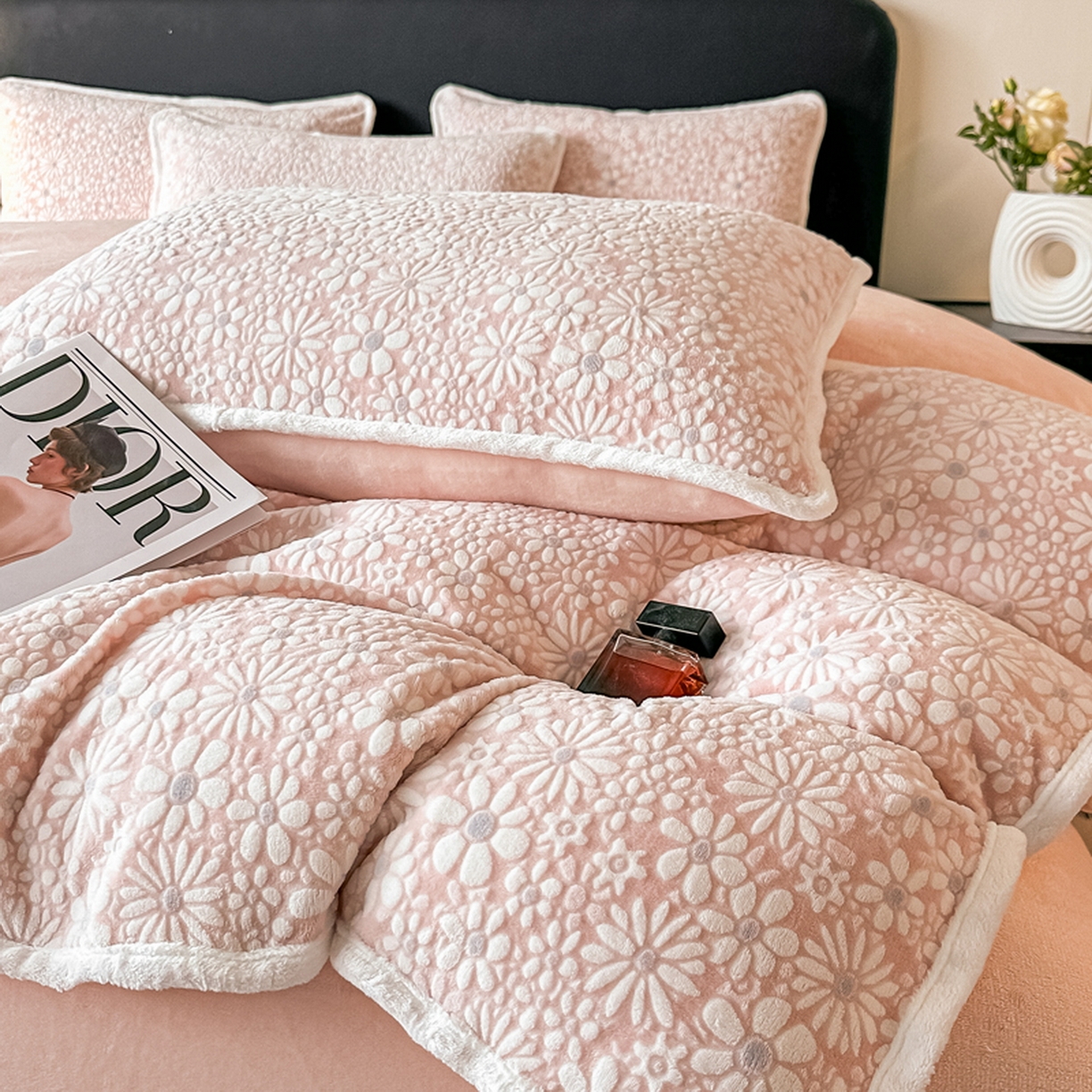 91家纺网 家纺一手货源 找家纺 莱越家纺 2025新款牛奶雕花绒四件套 小雏菊-粉玉