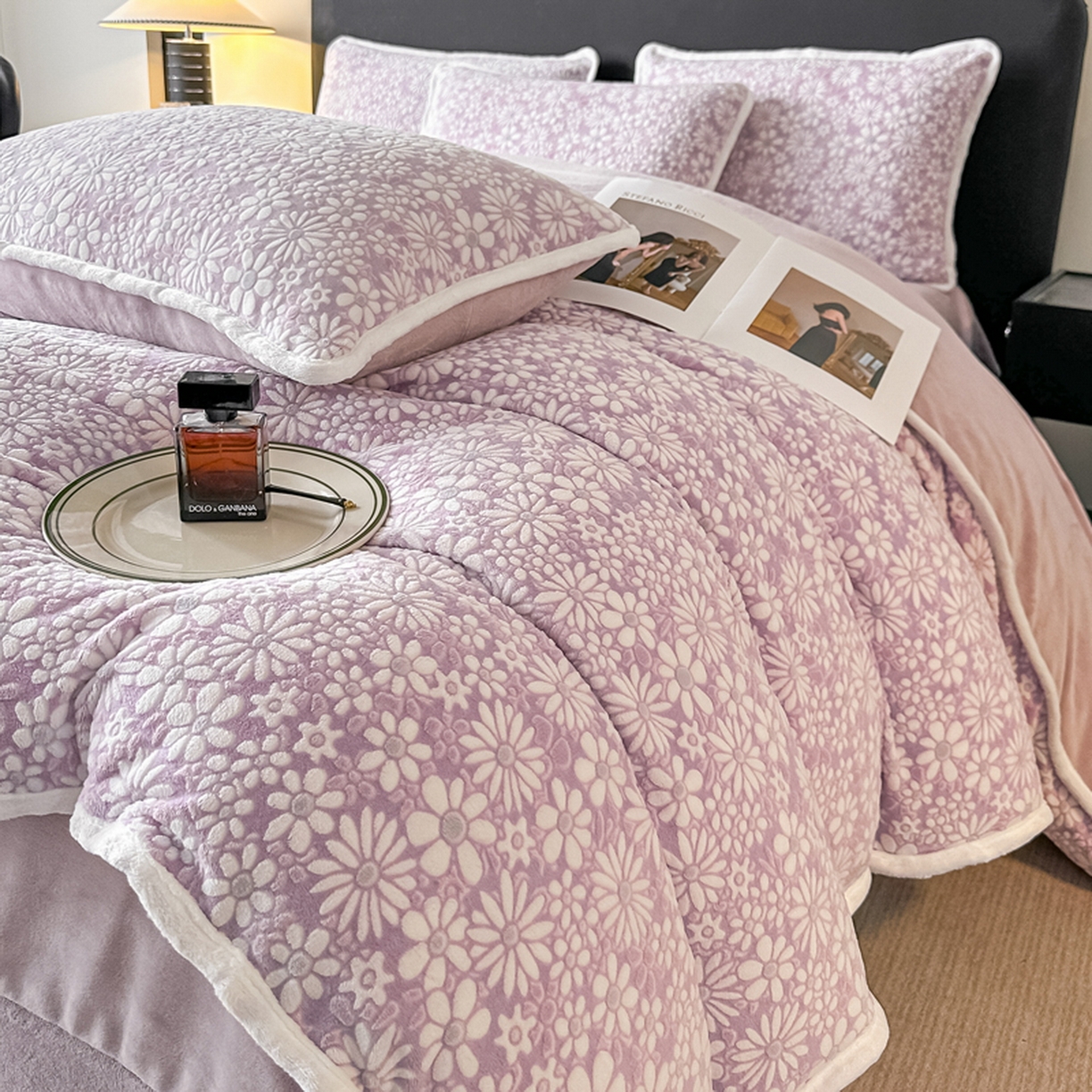 91家纺网 家纺一手货源 找家纺 莱越家纺 2025新款牛奶雕花绒四件套 小雏菊-紫