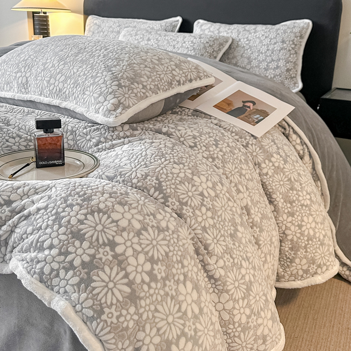 91家纺网 家纺一手货源 找家纺 莱越家纺 2025新款牛奶雕花绒四件套 小雏菊-灰