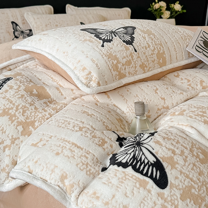 91家纺网 家纺一手货源 找家纺 莱越家纺 2025新款牛奶雕花绒四件套 蝴蝶梦