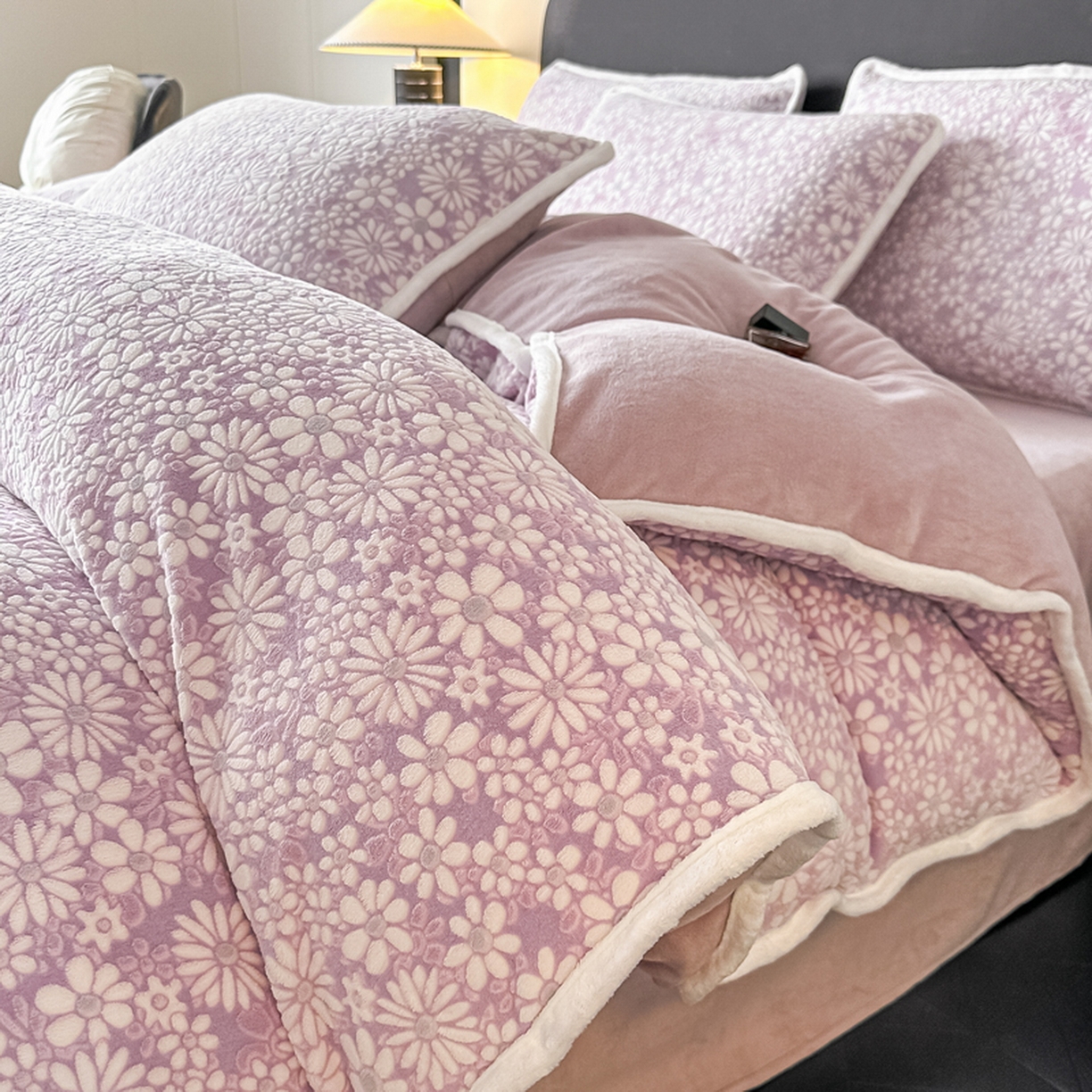 91家纺网 家纺一手货源 找家纺 莱越家纺 2025新款牛奶雕花绒四件套 小雏菊-紫