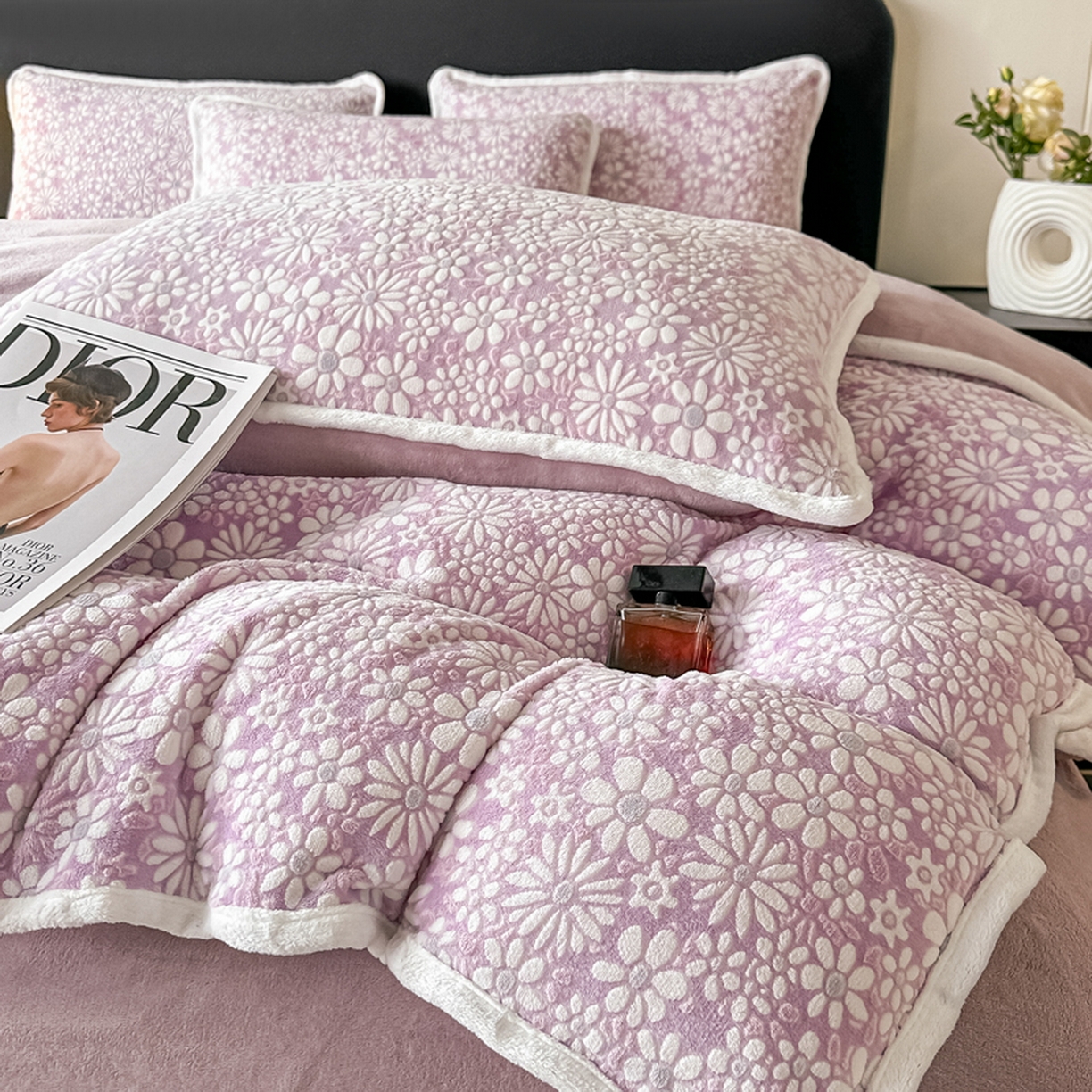 91家纺网 家纺一手货源 找家纺 莱越家纺 2025新款牛奶雕花绒四件套 小雏菊-紫