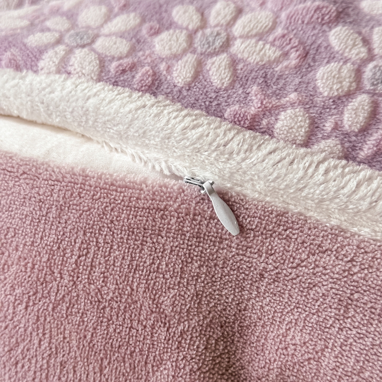 91家纺网 家纺一手货源 找家纺 莱越家纺 2025新款牛奶雕花绒四件套 小雏菊-紫