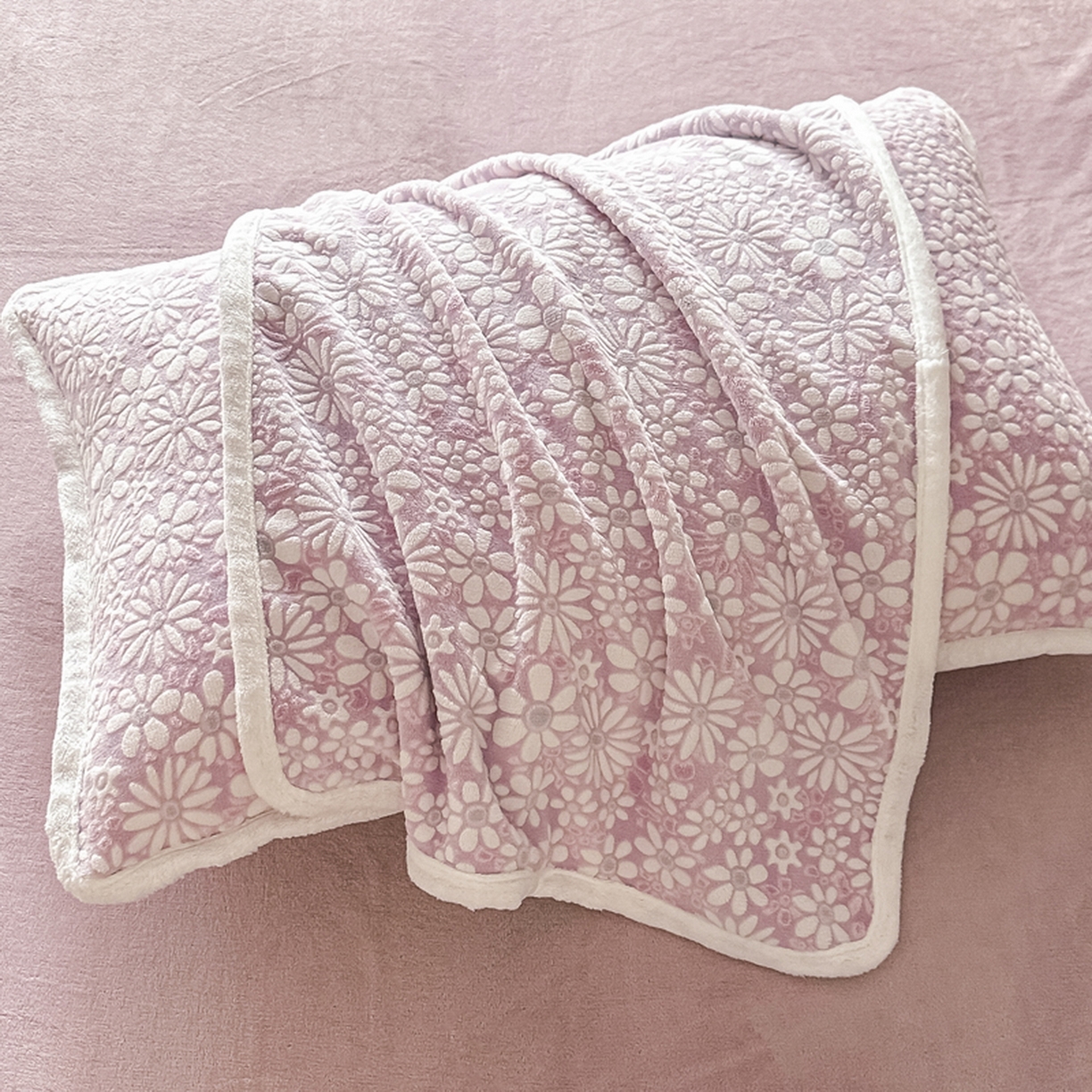 91家纺网 家纺一手货源 找家纺 莱越家纺 2025新款牛奶雕花绒四件套 小雏菊-紫