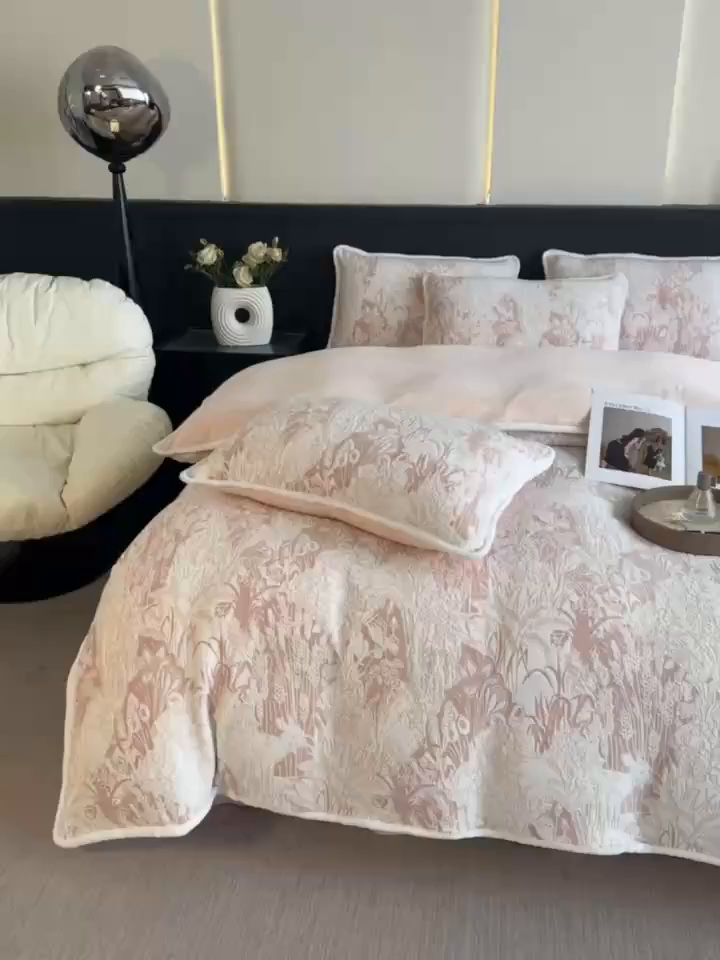 91家纺网 家纺一手货源 找家纺 莱越家纺 2025新款牛奶雕花绒四件套 田园小鹿-粉