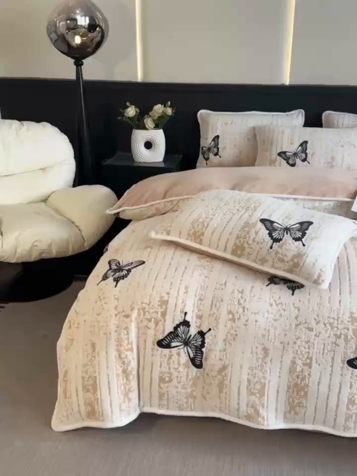 91家纺网 家纺一手货源 找家纺 莱越家纺 2025新款牛奶雕花绒四件套 蝴蝶梦