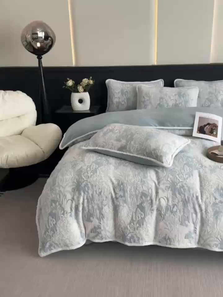 91家纺网 家纺一手货源 找家纺 莱越家纺 2025新款牛奶雕花绒四件套 田园小鹿-蓝