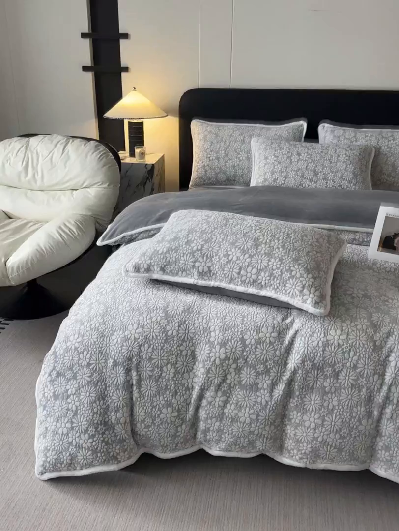 91家纺网 家纺一手货源 找家纺 莱越家纺 2025新款牛奶雕花绒四件套 小雏菊-灰