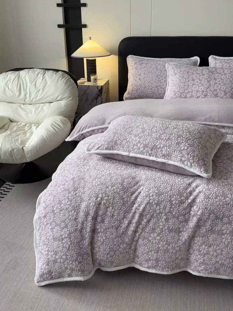 91家纺网 家纺一手货源 找家纺 莱越家纺 2025新款牛奶雕花绒四件套 小雏菊-紫