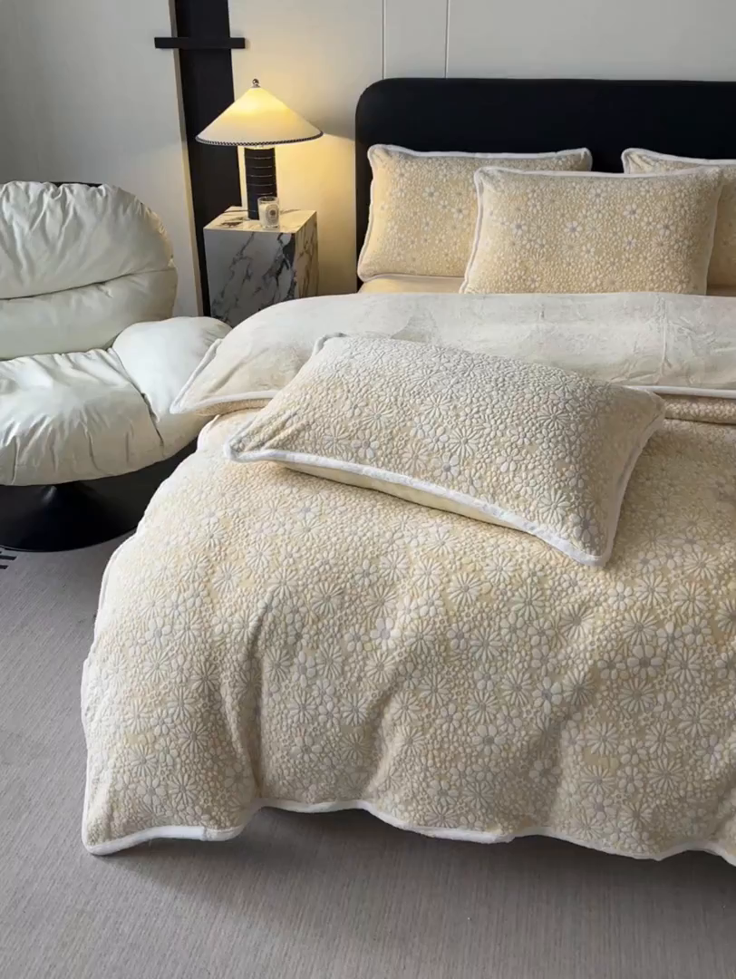 91家纺网 家纺一手货源 找家纺 莱越家纺 2025新款牛奶雕花绒四件套 小雏菊-黄