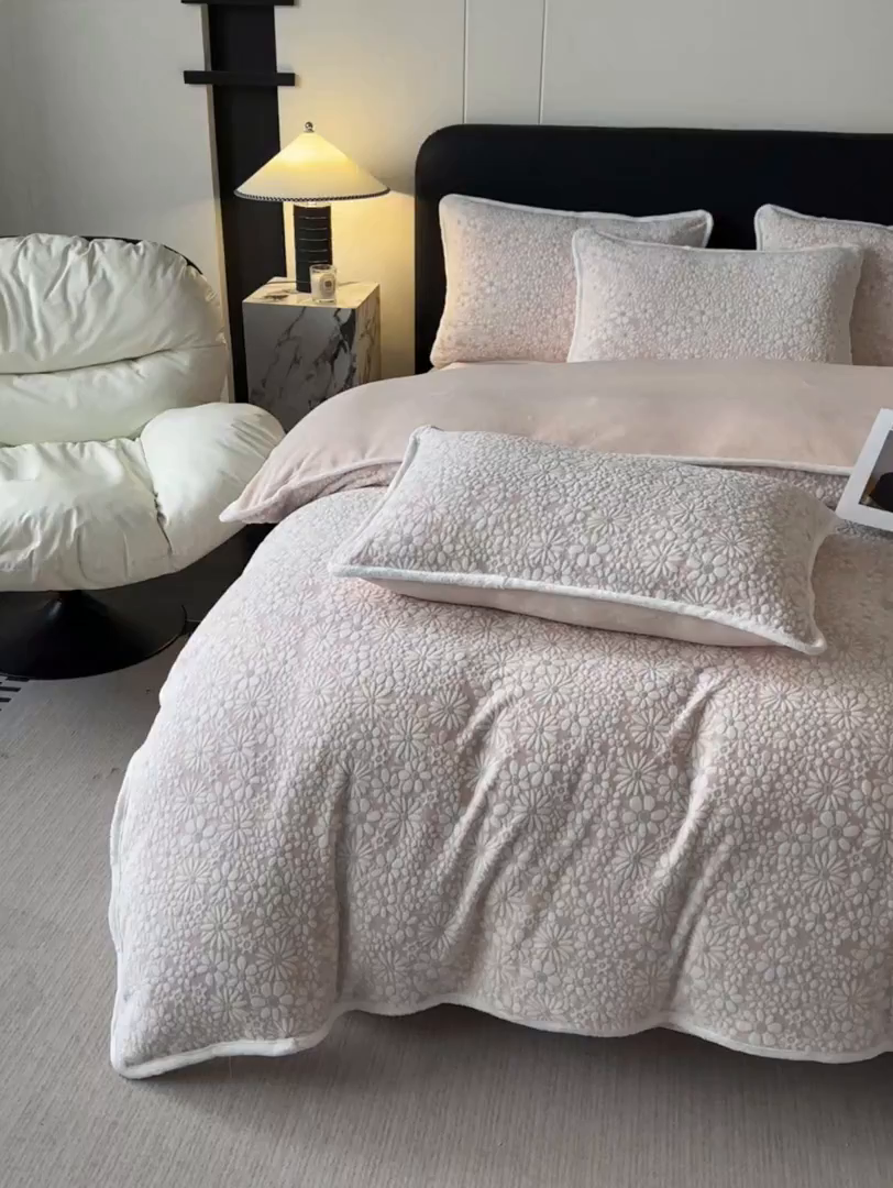 91家纺网 家纺一手货源 找家纺 莱越家纺 2025新款牛奶雕花绒四件套 小雏菊-粉玉