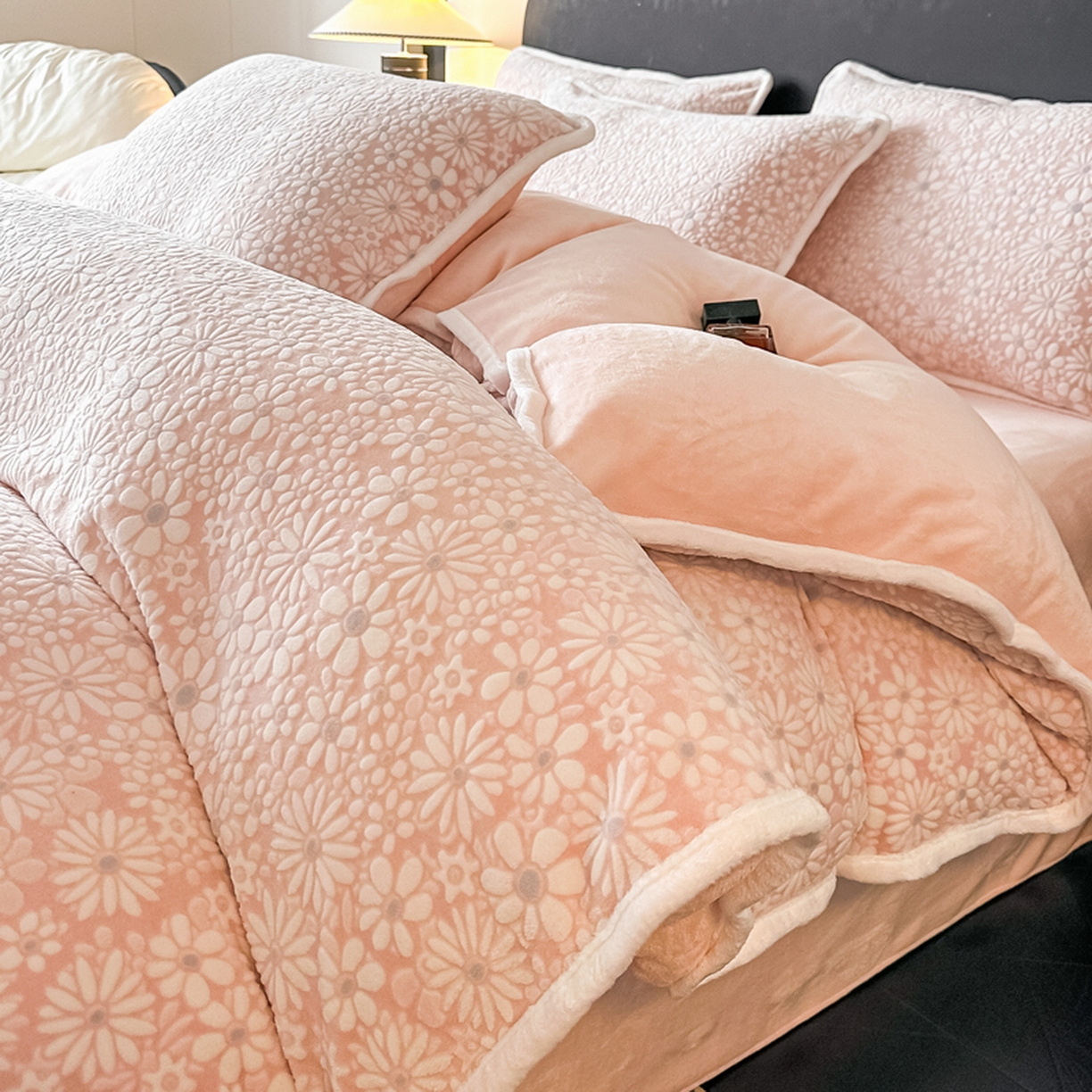 91家纺网 家纺一手货源 找家纺 莱越家纺 2025新款牛奶雕花绒四件套 小雏菊-粉玉