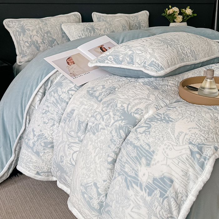 91家纺网 家纺一手货源 找家纺 莱越家纺 2025新款牛奶雕花绒四件套 田园小鹿-蓝