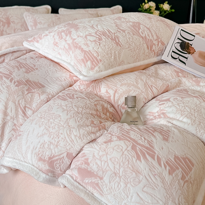 91家纺网 家纺一手货源 找家纺 莱越家纺 2025新款牛奶雕花绒四件套 田园小鹿-粉