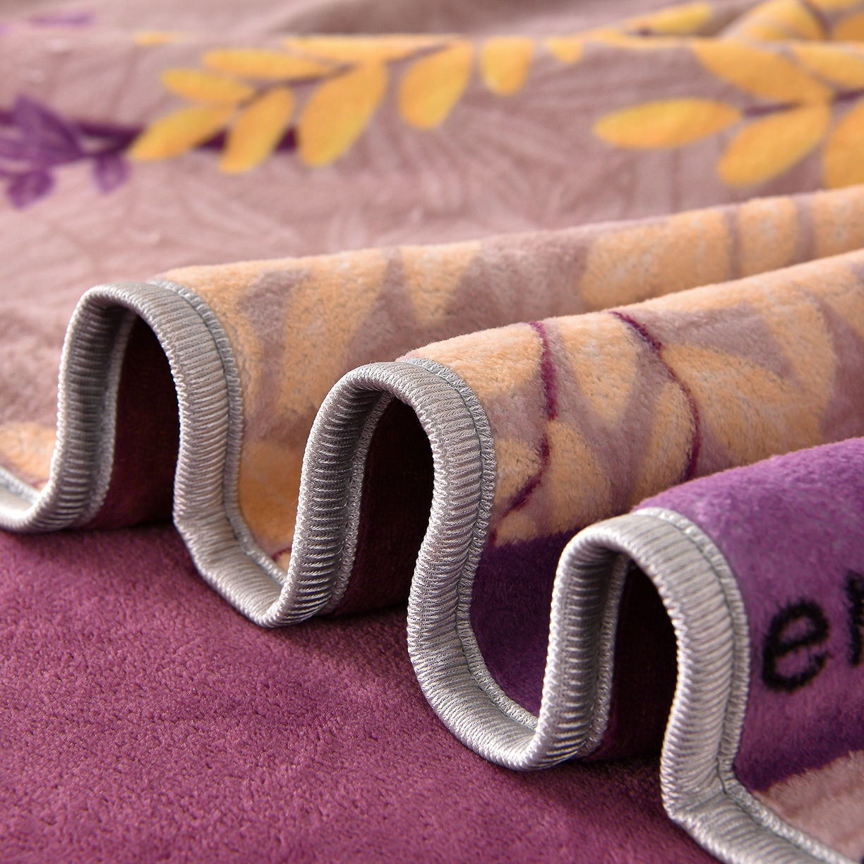 91家纺网 家纺一手货源 找家纺 亿品2025直播爆款9.5斤牛奶绒四件套加厚保暖床裙四件套 紫气东来