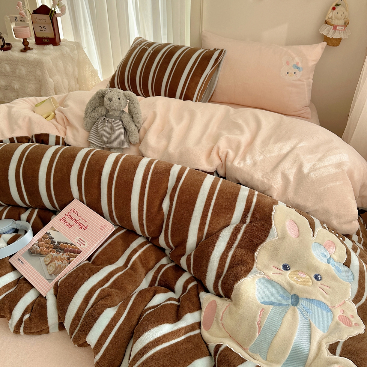 91家纺网 家纺一手货源 找家纺 （总）韩都家居 2025新款卡通贴布绣系列加厚牛奶绒四件套