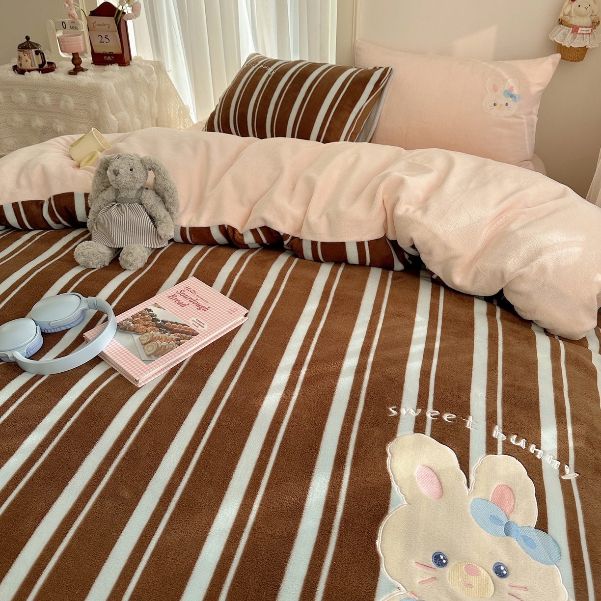 91家纺网 家纺一手货源 找家纺 （总）韩都家居 2025新款卡通贴布绣系列加厚牛奶绒四件套