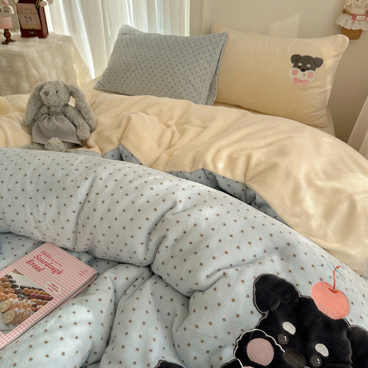 91家纺网 家纺一手货源 找家纺 韩都家居 2025新款卡通贴布绣系列加厚牛奶绒四件套 苹果狗狗