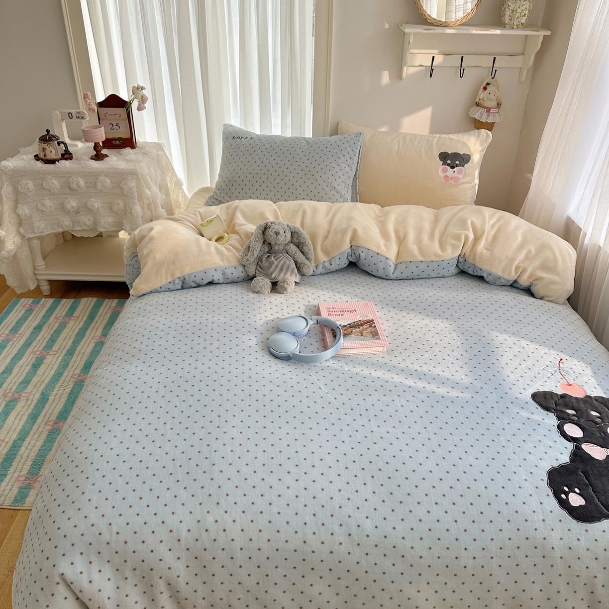 91家纺网 家纺一手货源 找家纺 韩都家居 2025新款卡通贴布绣系列加厚牛奶绒四件套 苹果狗狗