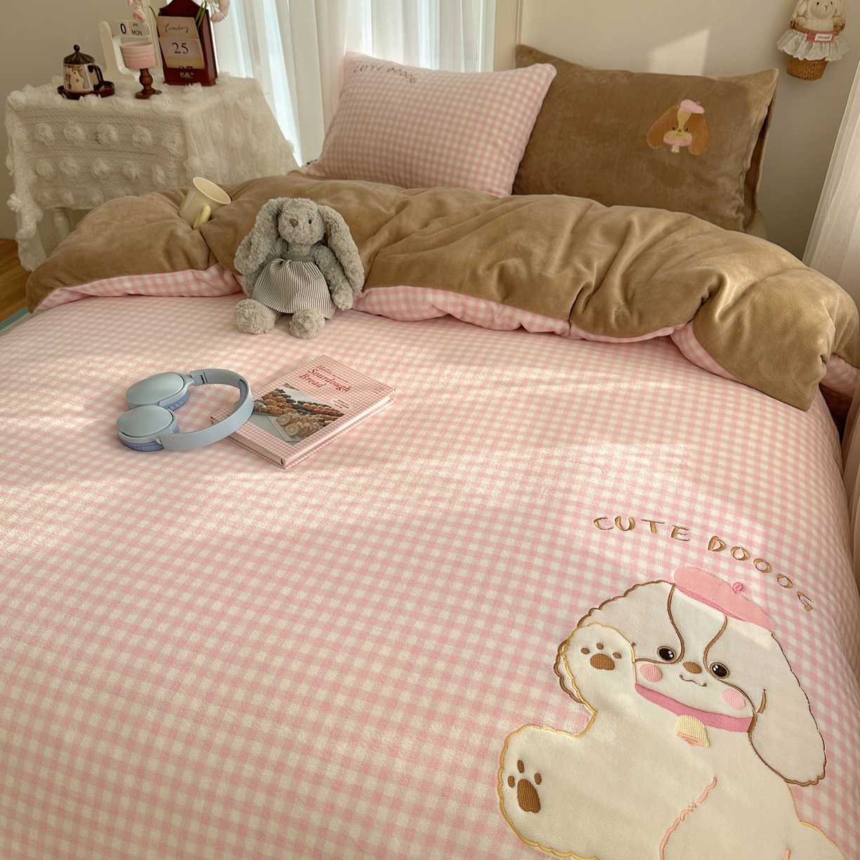 91家纺网 家纺一手货源 找家纺 韩都家居 2025新款卡通贴布绣系列加厚牛奶绒四件套 绅士小狗