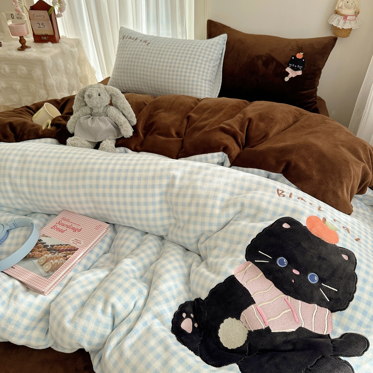 91家纺网 家纺一手货源 找家纺 韩都家居 2025新款卡通贴布绣系列加厚牛奶绒四件套 冬日猫咪