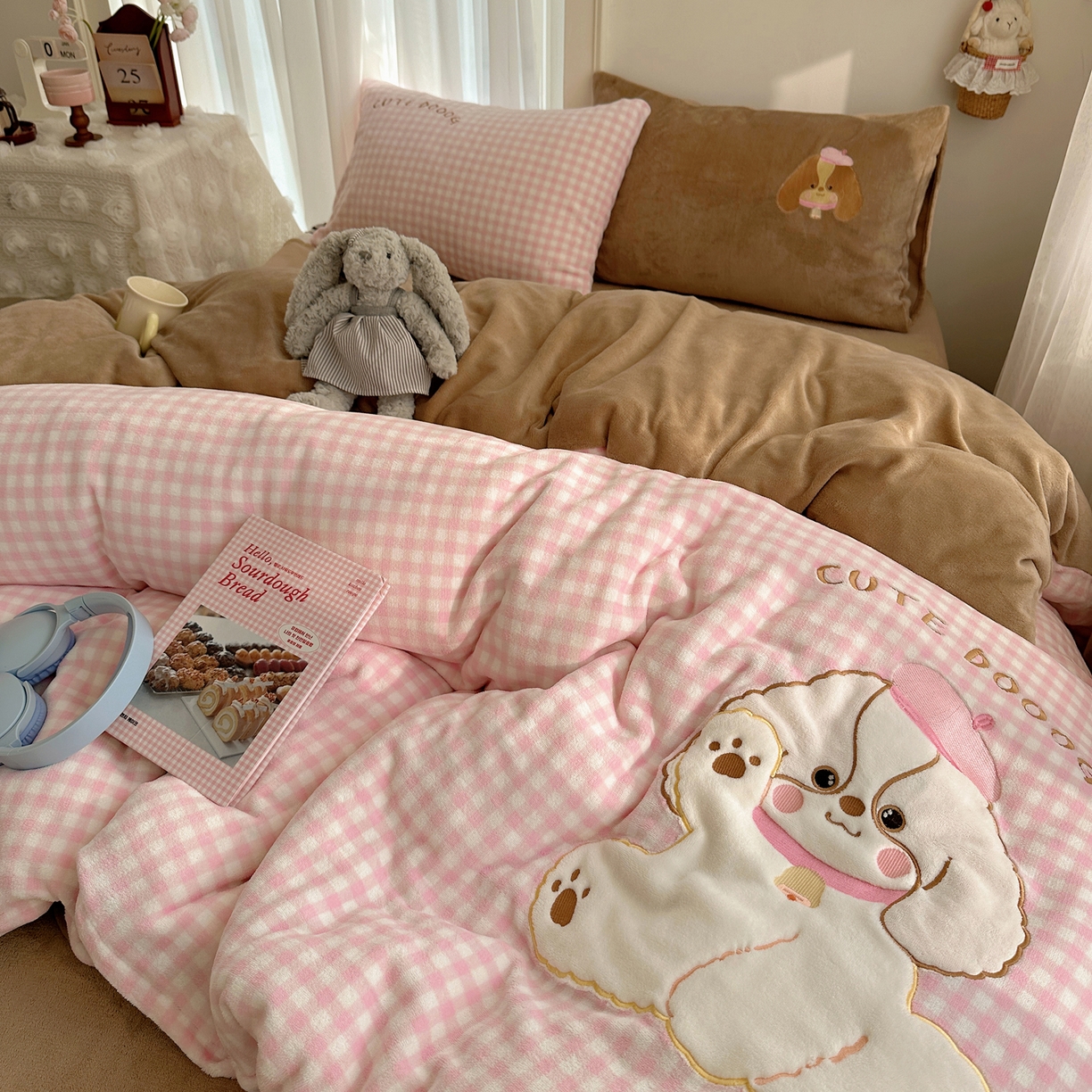 91家纺网 家纺一手货源 找家纺 韩都家居 2025新款卡通贴布绣系列加厚牛奶绒四件套 绅士小狗